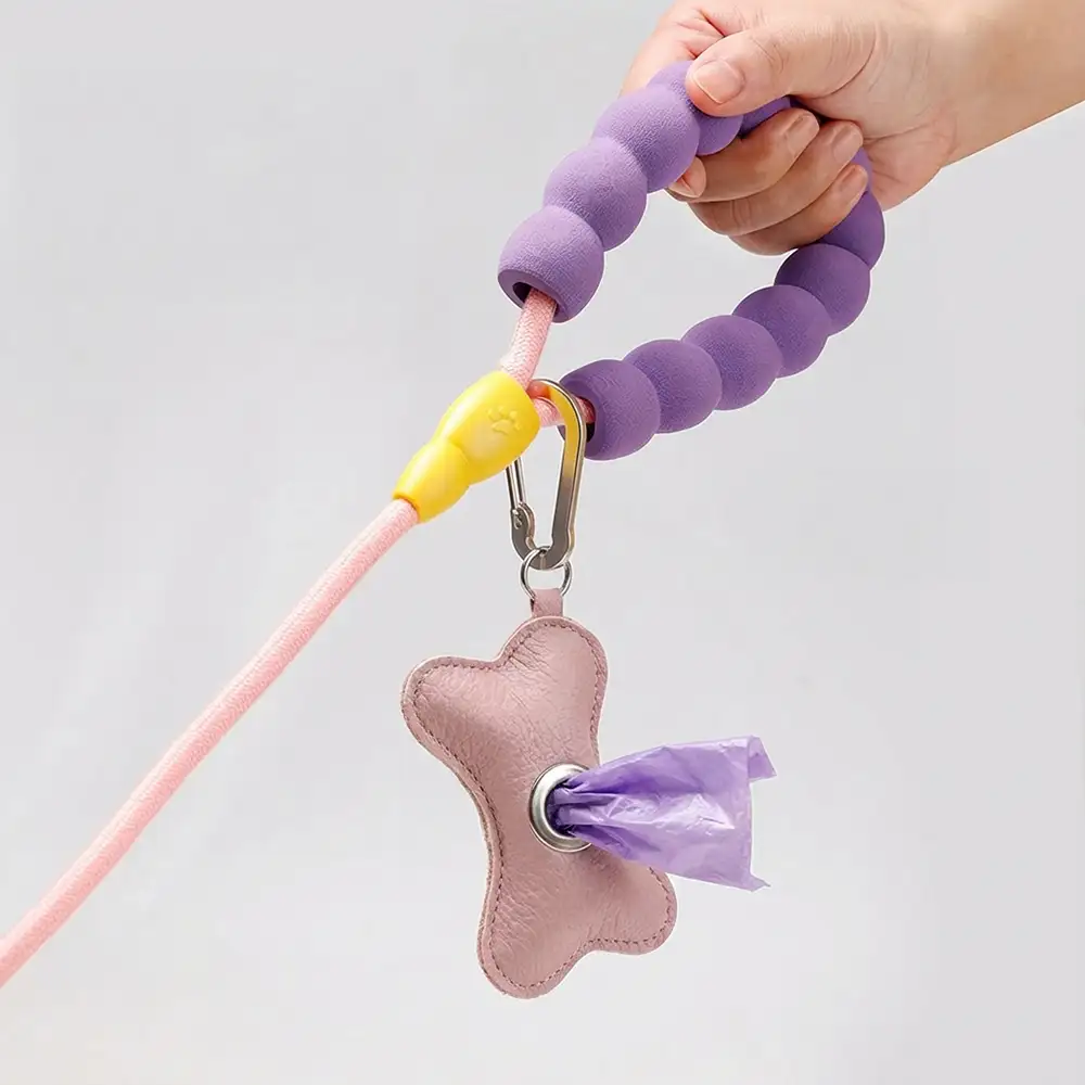 Distributeur de sacs à crottes pour chien en PU cuir portable en forme d'os - Image 8