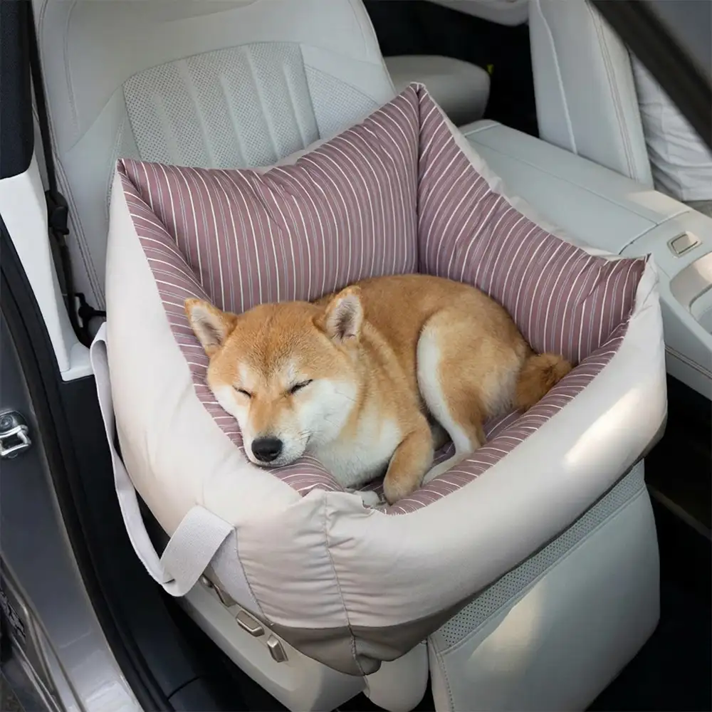 Lit de voiture pour chien semi-fermé, résistant à l'eau et sécurisé pour les voyages.