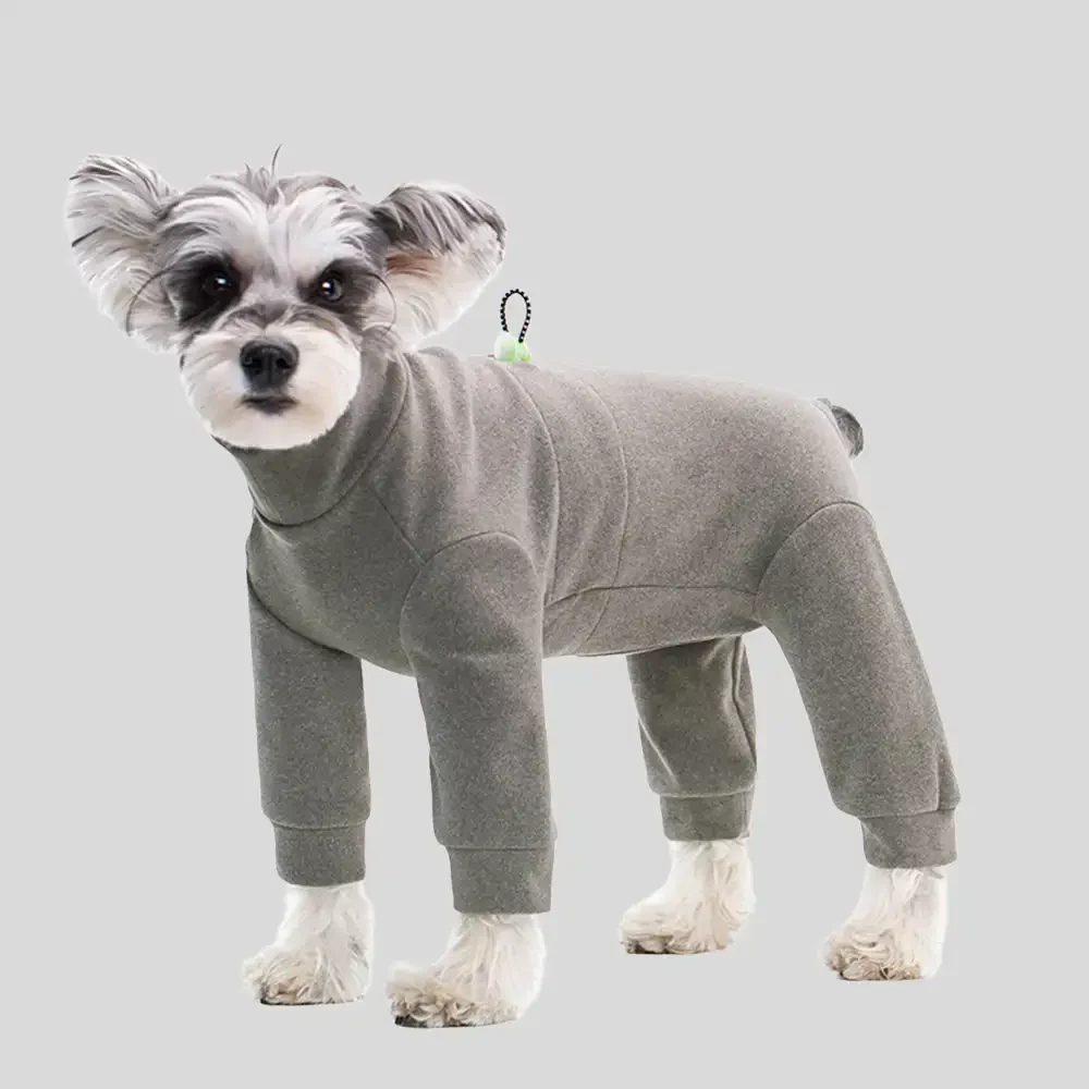 Survêtement en polaire douce et chaude à col montant pour chien à quatre pattes avec taille ajustable.